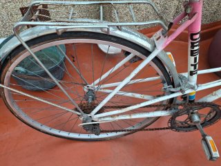 Bicicleta chica vintage rosa y blanca