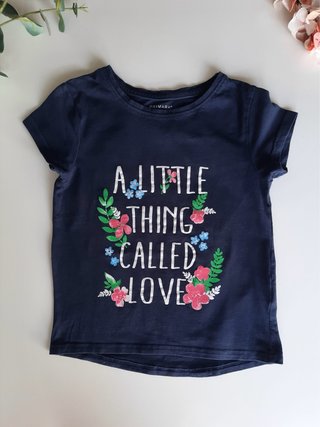 Camiseta azul marino con flores