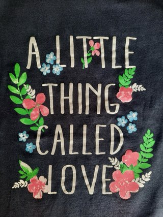 Camiseta azul marino con flores