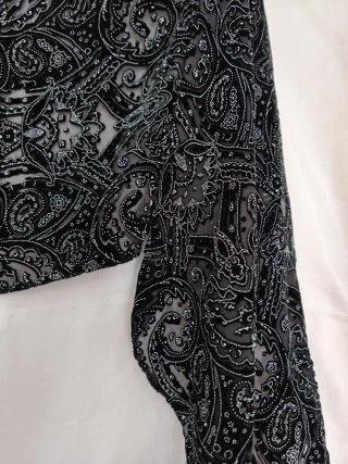 Echarpe Preta com Padrão Paisley aveludada com ped