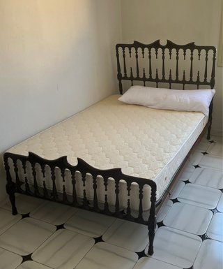 Cama antigua de madera oscura