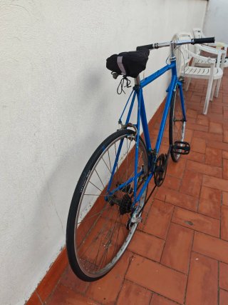 Bicicleta de carretera azul
