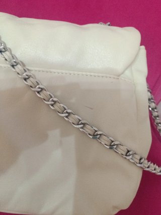 Bolso blanco Misako con cadena plateada