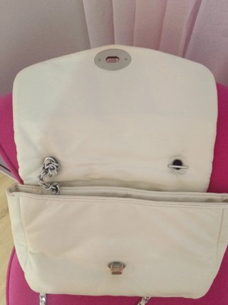 Bolso blanco Misako con cadena plateada