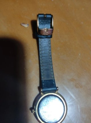 Reloj Daniel Wellington Negro y oro.