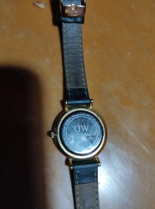 Reloj Daniel Wellington Negro y oro.