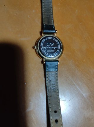Reloj Daniel Wellington Negro y oro.