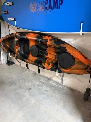 Kayak naranja y negro