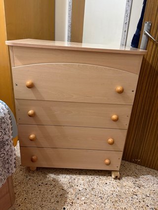 Cómoda de madera clara