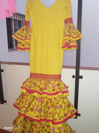 Traje de flamenca y mantoncillo