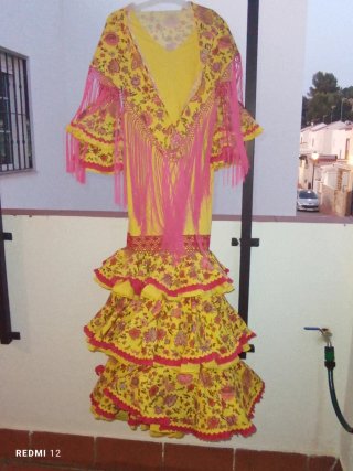Traje de flamenca y mantoncillo