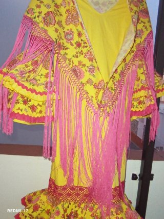 Traje de flamenca y mantoncillo