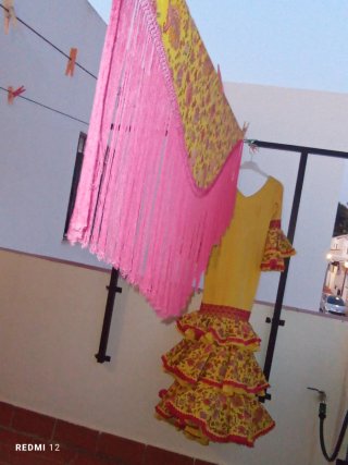 Traje de flamenca y mantoncillo