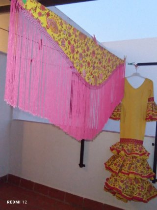 Traje de flamenca y mantoncillo