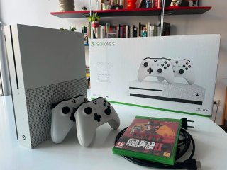 Xbox One S 1TB + 2 Mandos + Red Dead Redemption