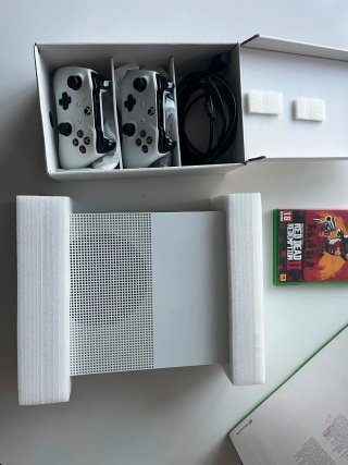 Xbox One S 1TB + 2 Mandos + Red Dead Redemption