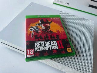 Xbox One S 1TB + 2 Mandos + Red Dead Redemption