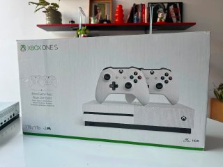 Xbox One S 1TB + 2 Mandos + Red Dead Redemption