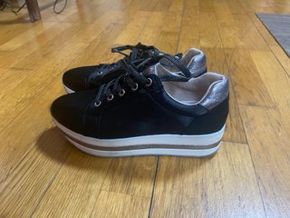 Zapatos negros y dorados