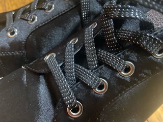 Zapatos negros y dorados