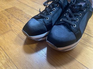 Zapatos negros y dorados