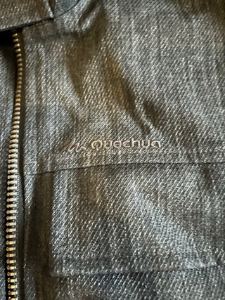 Chaqueta Quechua gris con capucha