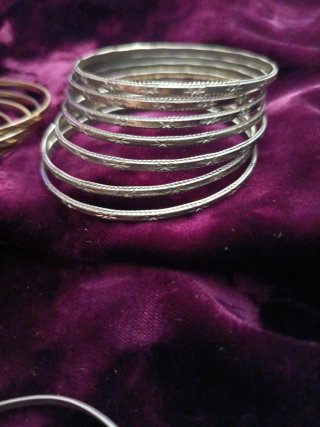 Pulseras vintage doradas y plateadas
