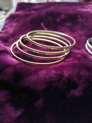 Pulseras vintage doradas y plateadas