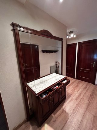 Mueble recibidor con espejo y mármol