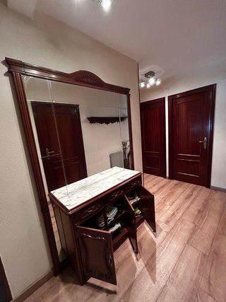 Mueble recibidor con espejo y mármol