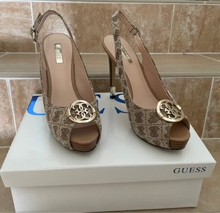 Zapatos Guess Beige y Dorado.