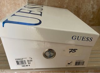 Zapatos Guess Beige y Dorado.