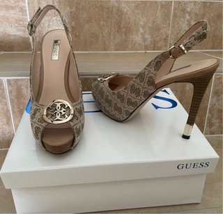 Zapatos Guess Beige y Dorado.