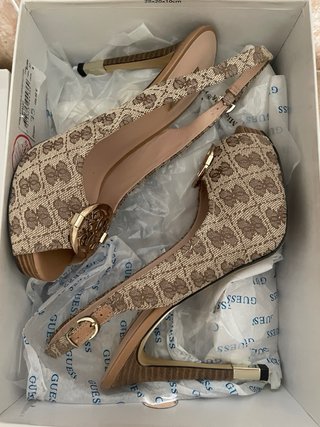 Zapatos Guess Beige y Dorado.