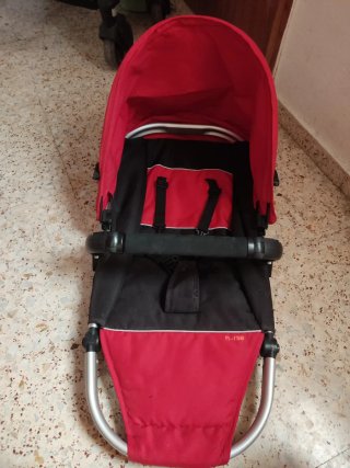 Carro de bebé rojo y negro
