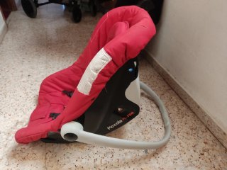 Carro de bebé rojo y negro