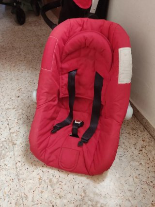 Carro de bebé rojo y negro