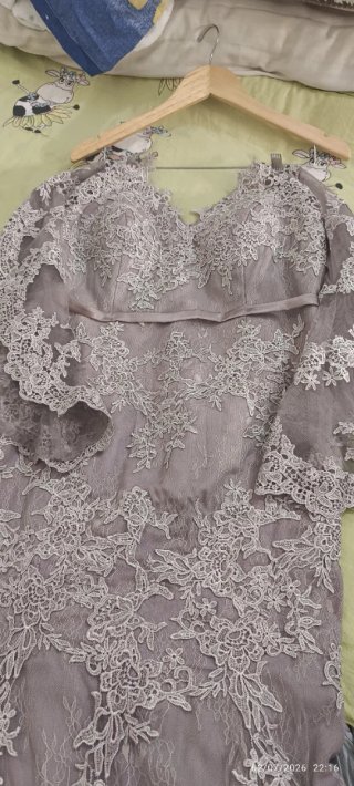 Vestido de novia gris con encaje