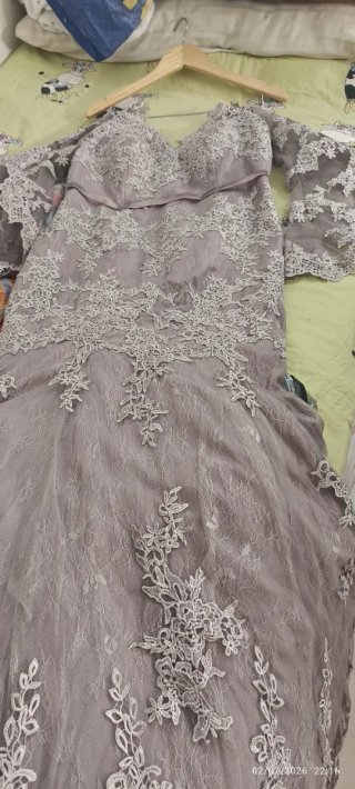 Vestido de novia gris con encaje
