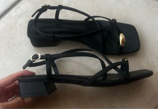 Sandalias negras con detalle dorado