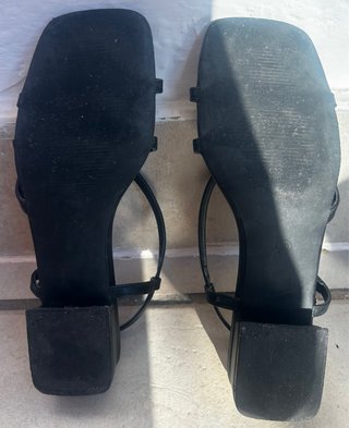 Sandalias negras con detalle dorado