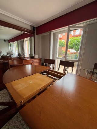 Mesa de comedor ovalada de madera