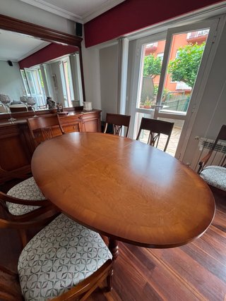 Mesa de comedor ovalada de madera