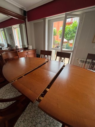 Mesa de comedor ovalada de madera