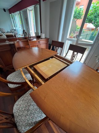 Mesa de comedor ovalada de madera
