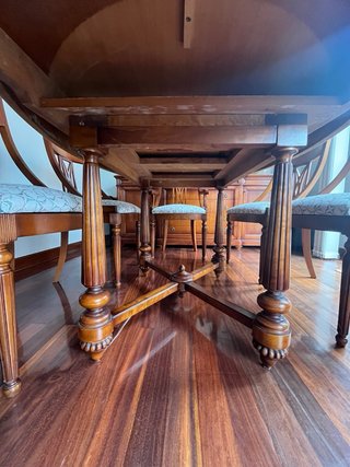 Mesa de comedor ovalada de madera