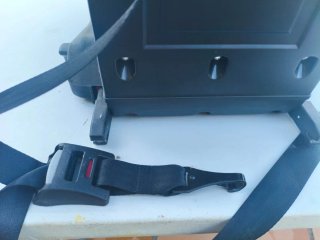 Silla de coche infantil roja y negra