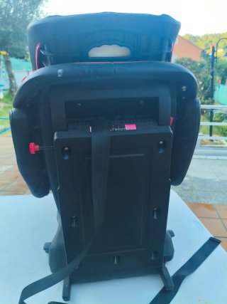 Silla de coche infantil roja y negra