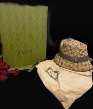 Gorro bucket Gucci GG beige y marrón