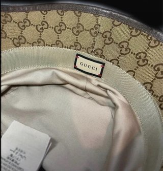 Gorro bucket Gucci GG beige y marrón